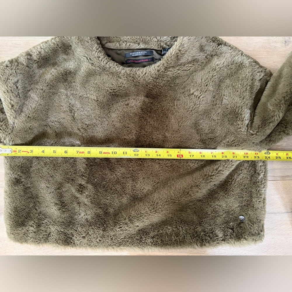 Scotch and Sofa fuzzy soft faux fur olive green lined crop top - estimated large - Picture 4 of 8